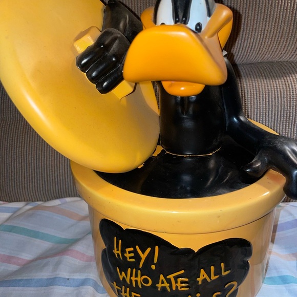 Large Daffy Duck cookie jar. - Picture 4 of 4